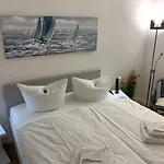 Tine Mit Balkon, Fahrraedern Und Strandkorb Im Sommer Апартаменты *
