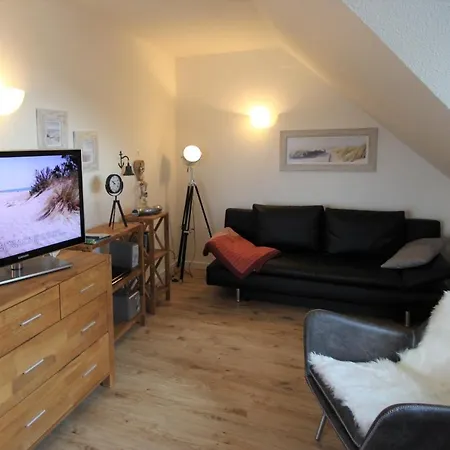 Tine Mit Balkon, Fahrraedern Und Strandkorb Im Sommer Appartamento Zempin