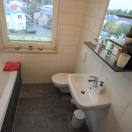 Tine Mit Balkon, Fahrraedern Und Strandkorb Im Sommer Appartamento Zempin