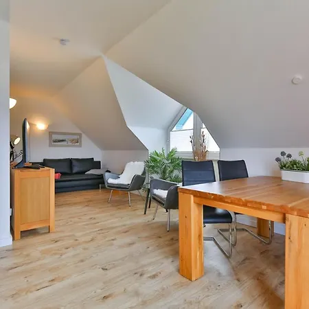 Appartamento Tine Mit Balkon, Fahrraedern Und Strandkorb Im Sommer Zempin