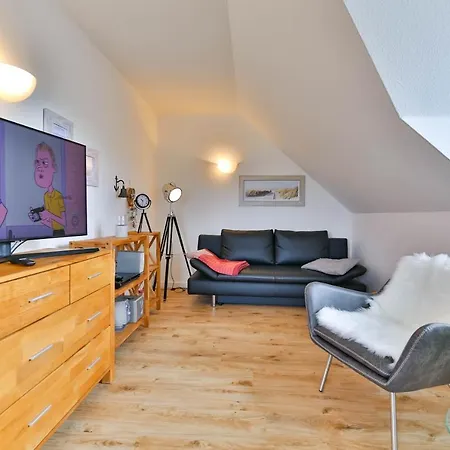 Tine Mit Balkon, Fahrraedern Und Strandkorb Im Sommer Διαμέρισμα