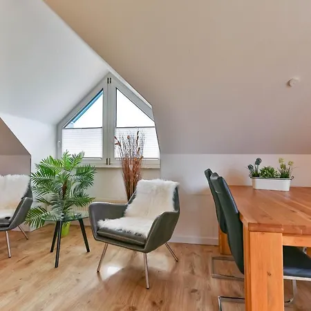 Tine Mit Balkon, Fahrraedern Und Strandkorb Im Sommer * Zempin