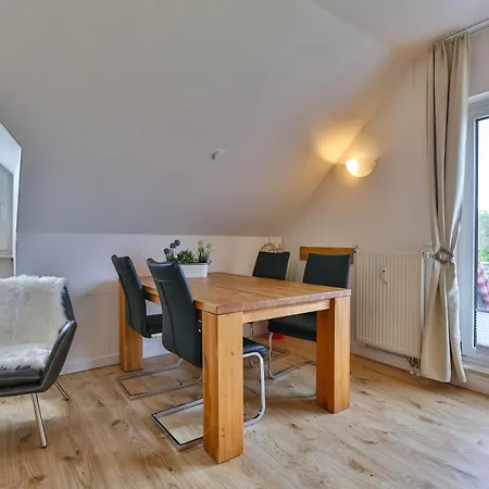 Tine Mit Balkon, Fahrraedern Und Strandkorb Im Sommer * Zempin