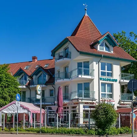 Tine Mit Balkon, Fahrraedern Und Strandkorb Im Sommer * 泽姆平