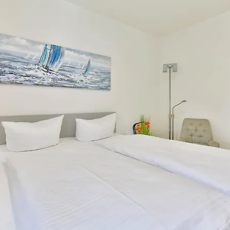 Tine Mit Balkon, Fahrraedern Und Strandkorb Im Sommer Διαμέρισμα