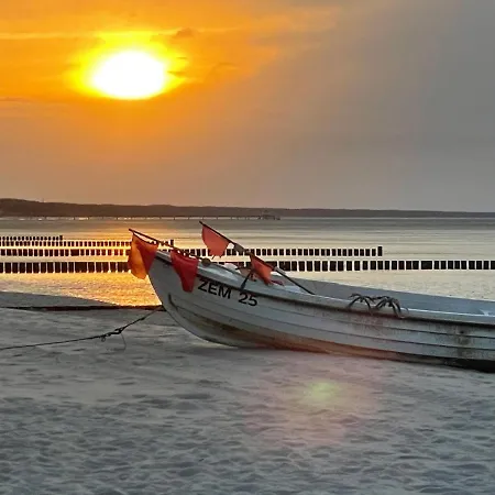 Tine Mit Balkon, Fahrraedern Und Strandkorb Im Sommer * Zempin