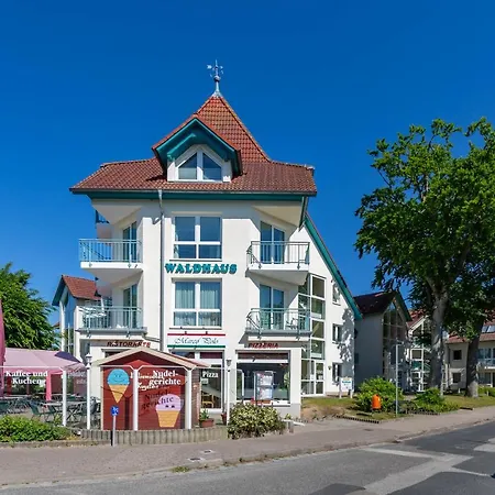 Tine Mit Balkon, Fahrraedern Und Strandkorb Im Sommer * Zempin