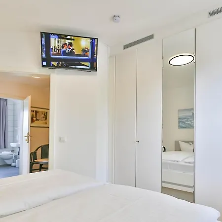 Tine Mit Balkon, Fahrraedern Und Strandkorb Im Sommer *