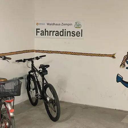 Tine Mit Balkon, Fahrraedern Und Strandkorb Im Sommer * Zempin