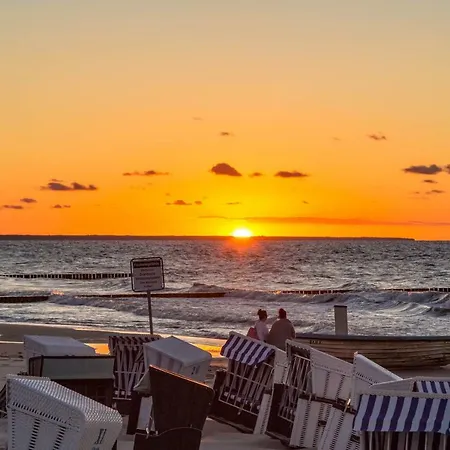 Tine Mit Balkon, Fahrraedern Und Strandkorb Im Sommer 公寓 *