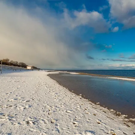 Tine Mit Balkon, Fahrraedern Und Strandkorb Im Sommer 泽姆平