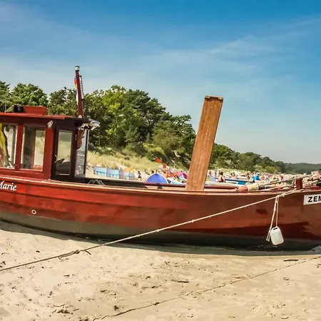 Tine Mit Balkon, Fahrraedern Und Strandkorb Im Sommer *