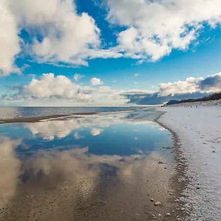 Tine Mit Balkon, Fahrraedern Und Strandkorb Im Sommer *
