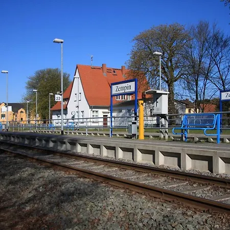 Tine Mit Balkon, Fahrraedern Und Strandkorb Im Sommer * Zempin