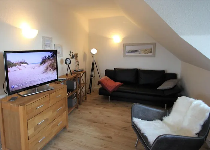 Tine Mit Balkon, Fahrraedern Und Strandkorb Im Sommer Apartment Zempin