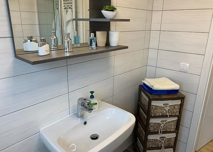 Apartment Tine Mit Balkon, Fahrraedern Und Strandkorb Im Sommer