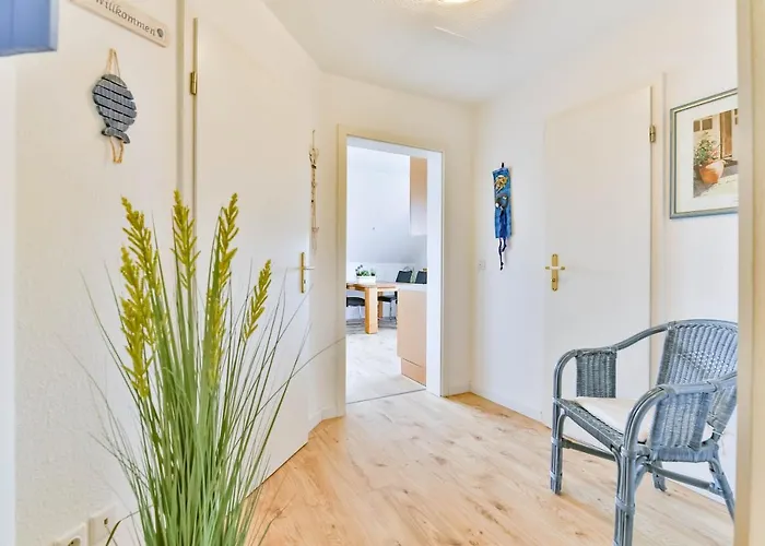 Apartment Tine Mit Balkon, Fahrraedern Und Strandkorb Im Sommer *