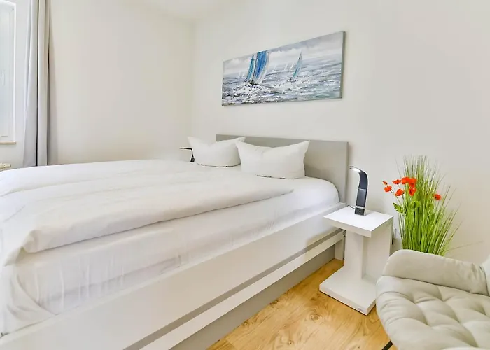 Apartment Tine Mit Balkon, Fahrraedern Und Strandkorb Im Sommer *