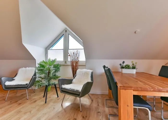 Tine Mit Balkon, Fahrraedern Und Strandkorb Im Sommer * Zempin