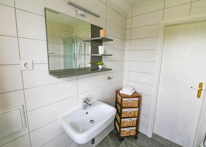 Apartment Tine Mit Balkon, Fahrraedern Und Strandkorb Im Sommer *