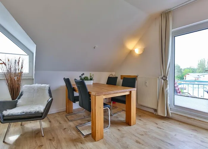 Tine Mit Balkon, Fahrraedern Und Strandkorb Im Sommer * Zempin