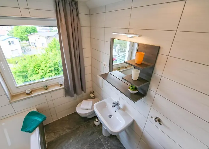 Apartment Tine Mit Balkon, Fahrraedern Und Strandkorb Im Sommer *