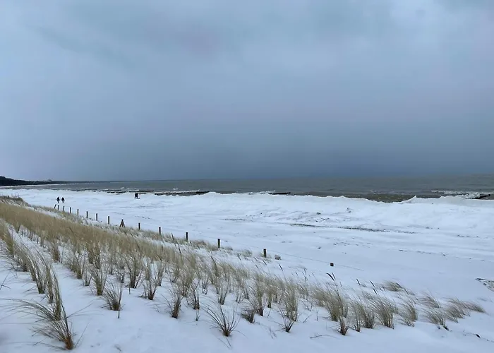 Tine Mit Balkon, Fahrraedern Und Strandkorb Im Sommer *