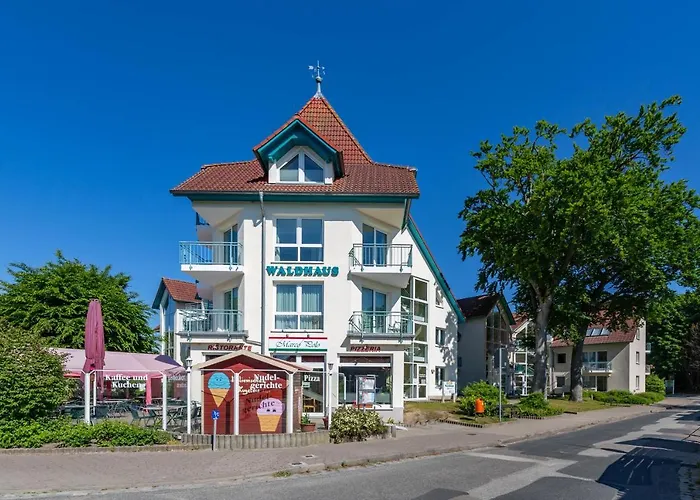 Tine Mit Balkon, Fahrraedern Und Strandkorb Im Sommer * Zempin