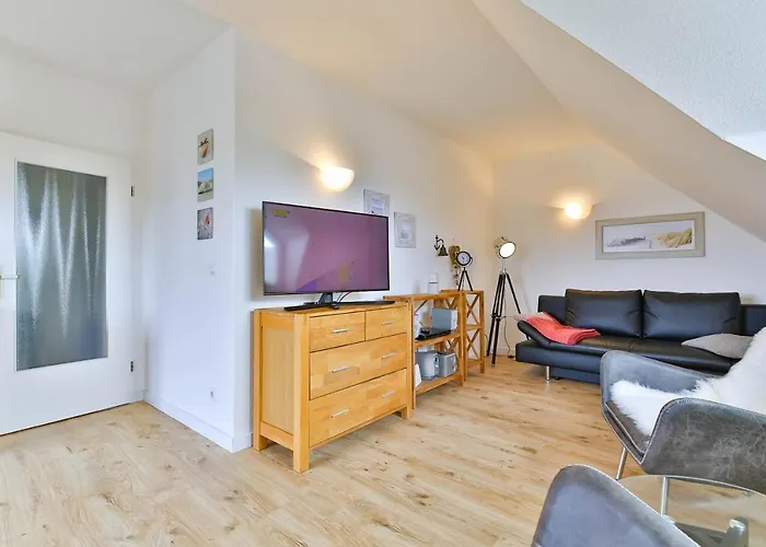 Apartment Tine Mit Balkon, Fahrraedern Und Strandkorb Im Sommer