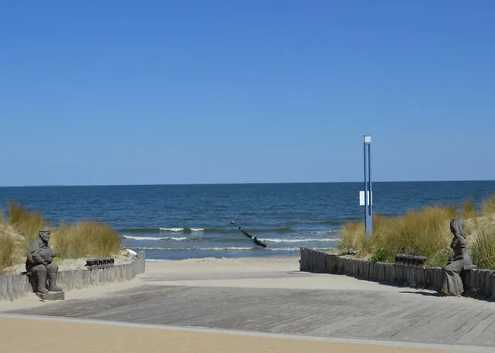 Tine Mit Balkon, Fahrraedern Und Strandkorb Im Sommer