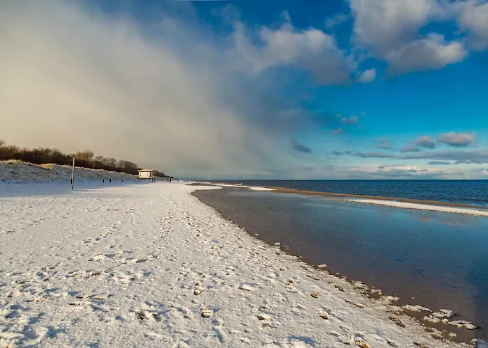 Tine Mit Balkon, Fahrraedern Und Strandkorb Im Sommer Zempin