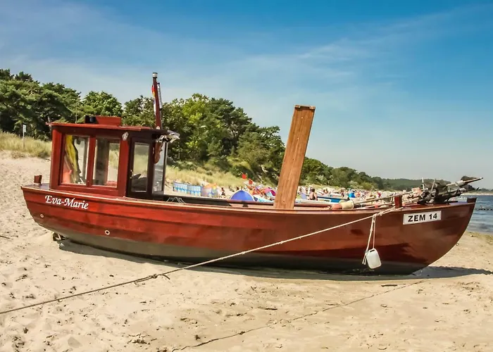 Tine Mit Balkon, Fahrraedern Und Strandkorb Im Sommer *