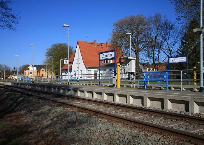 Tine Mit Balkon, Fahrraedern Und Strandkorb Im Sommer * Zempin